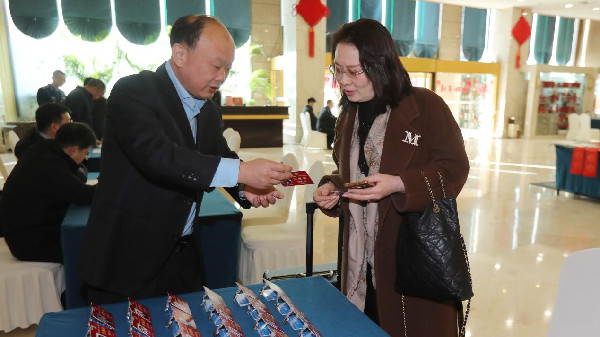 參加省政協(xié)十三屆三次會(huì)議的委員抵鄭